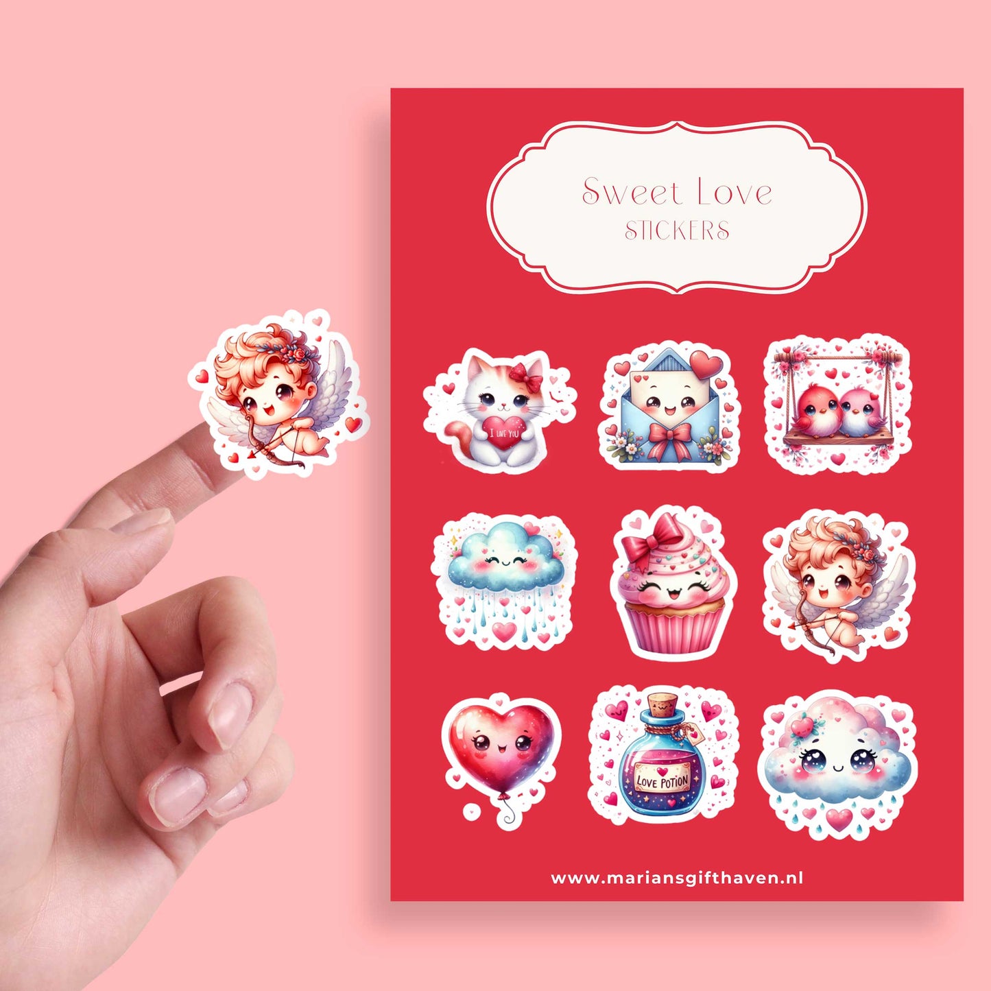 Hand met kawaii Valentijn-sticker van een cupidofiguurtje, naast het volledige Sweet Love stickervel op roze achtergrond
