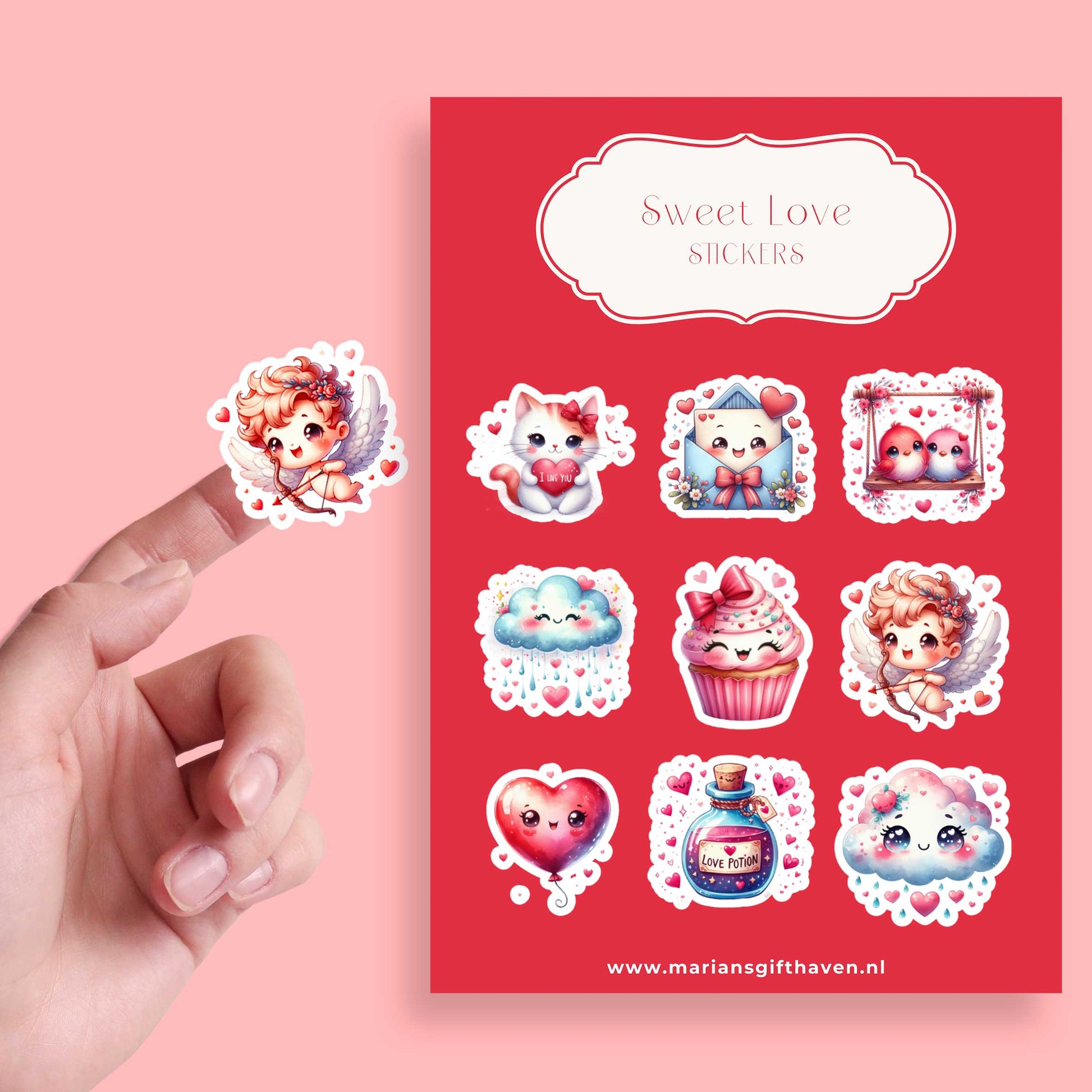 Hand met kawaii Valentijn-sticker van een cupidofiguurtje, naast het volledige Sweet Love stickervel op roze achtergrond