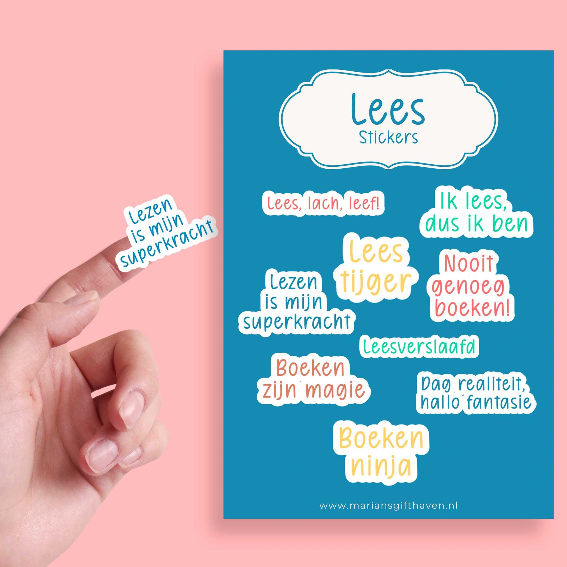 Een stickervel met 9 vrolijke lees-quote stickers op een blauwe achtergrond, waaronder 'Lees tijger', 'Ik lees, dus ik ben' en 'Nooit genoeg boeken!', met een hand die één sticker omhoog houdt.