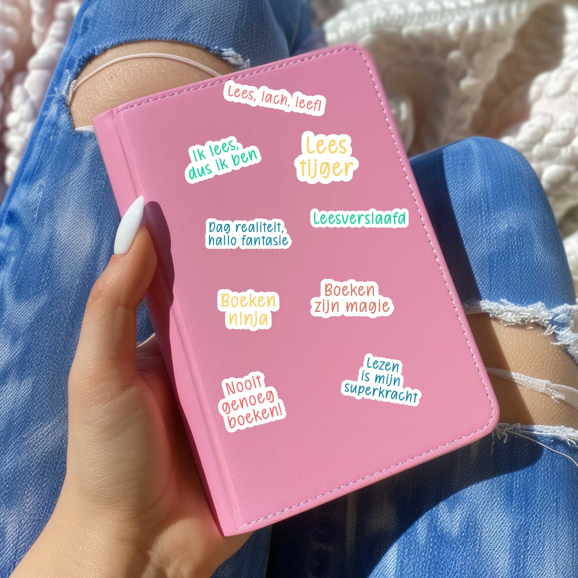 Roze notitieboek met lees stickers, waaronder “Ik lees dus ik ben” en “Boeken zijn magie”