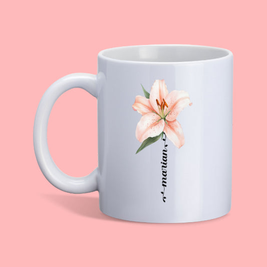 witte mok met licht roze lelie en personaliseerbare naam in sierlijke letters in de vorm van een bloemstengel in het zwart