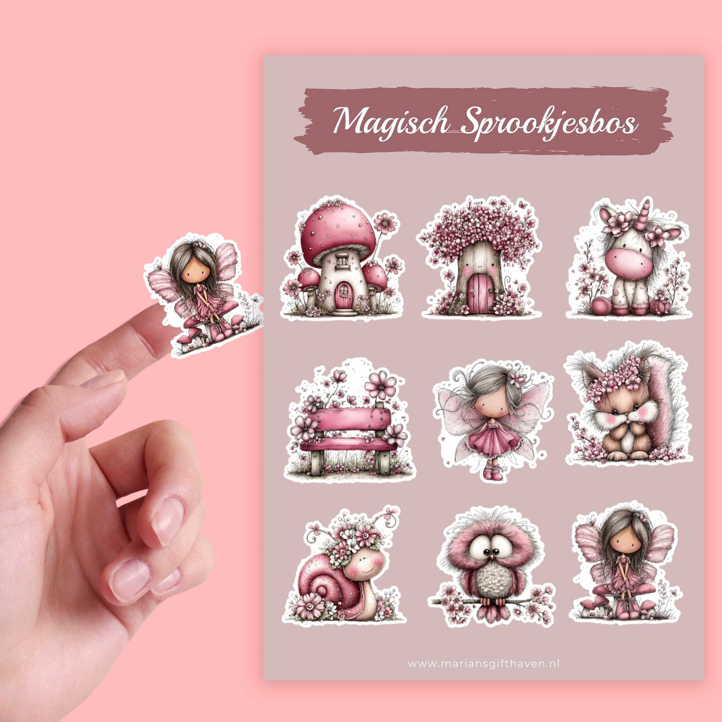 Hand houdt een losse roze feeënsticker vast naast een stickervel Magisch Sprookjesbos met negen sprookjesachtige illustraties op een roze achtergrond.