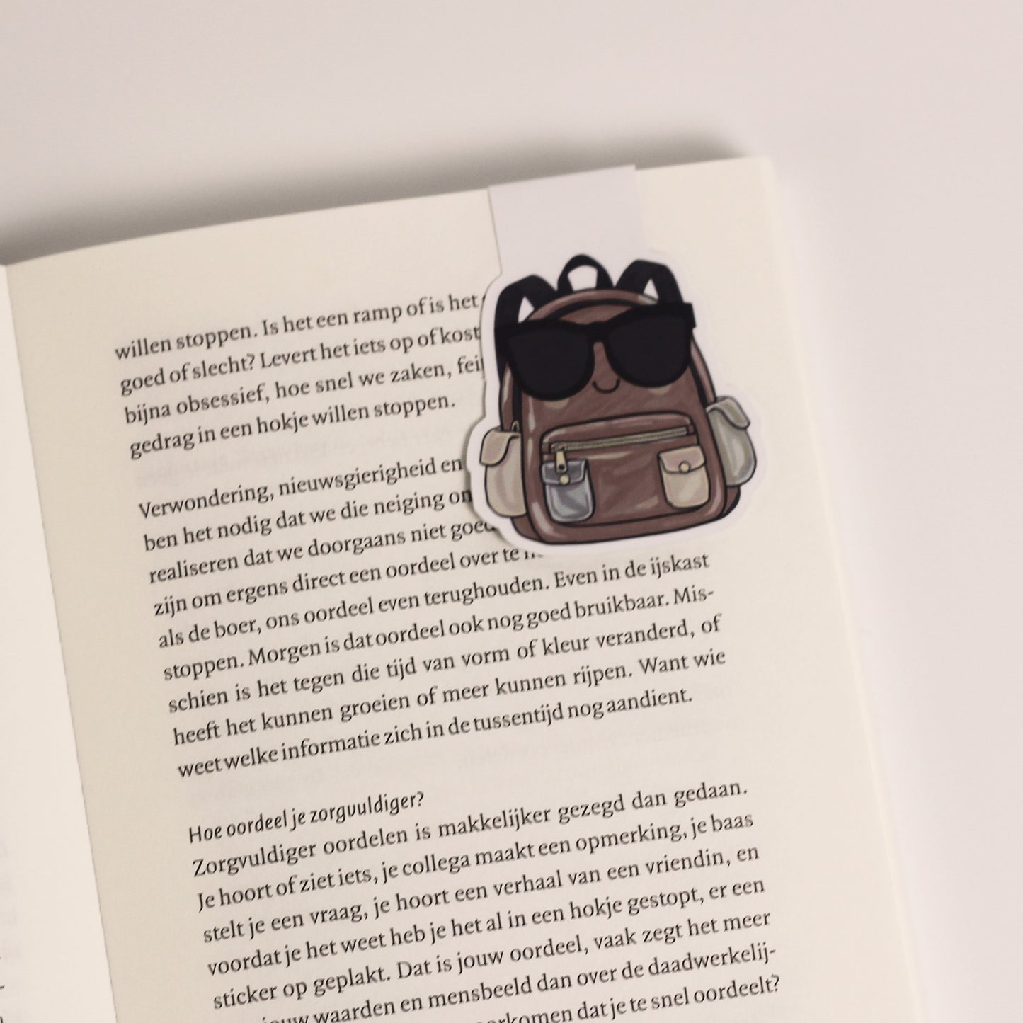 Magnetische boekenlegger vastgeklikt over een pagina van een open boek als bladwijzer