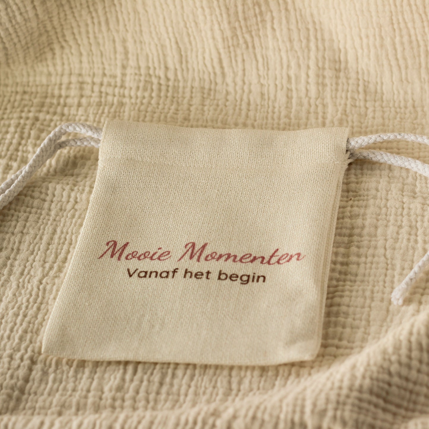 Linnen cadeauzakje met tekst Mooie Momenten vanaf het begin