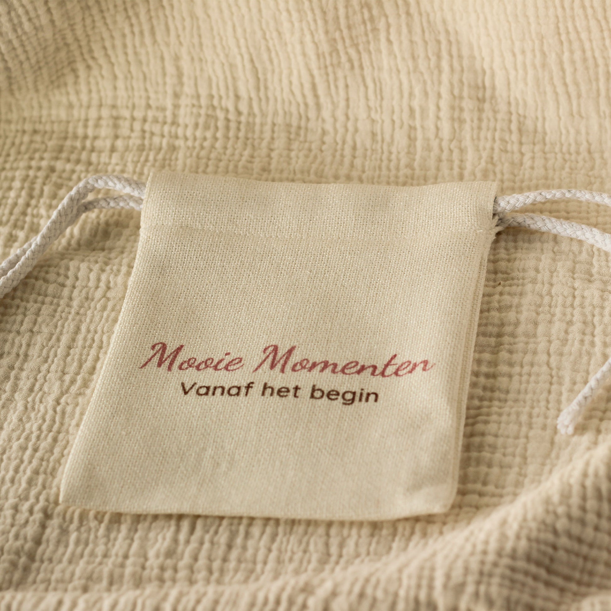 Linnen cadeauzakje met tekst Mooie Momenten vanaf het begin