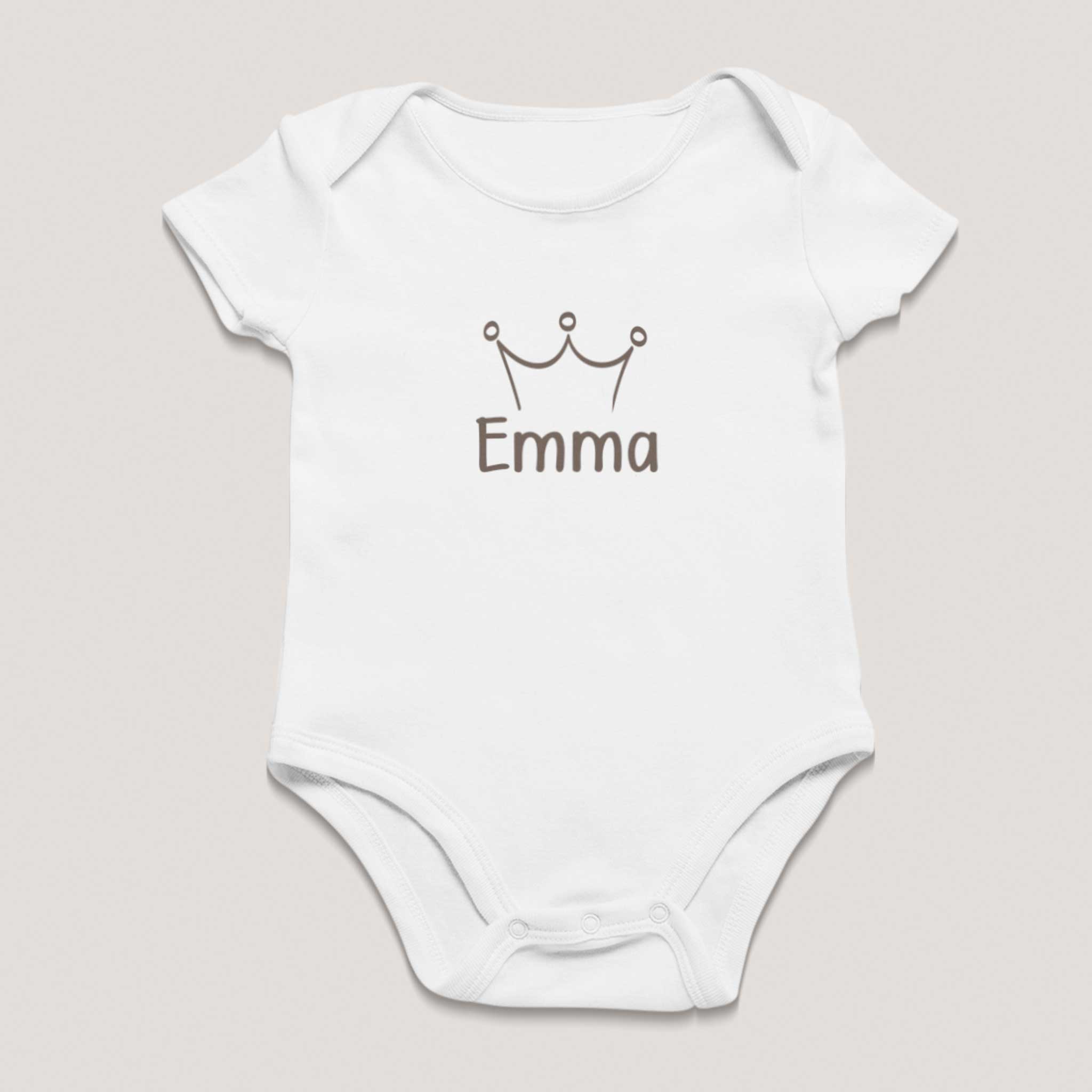 Wit minimalistisch babyrompertje met naam Emma en klein kroontje als gepersonaliseerd kraamcadeau voor een pasgeboren baby.