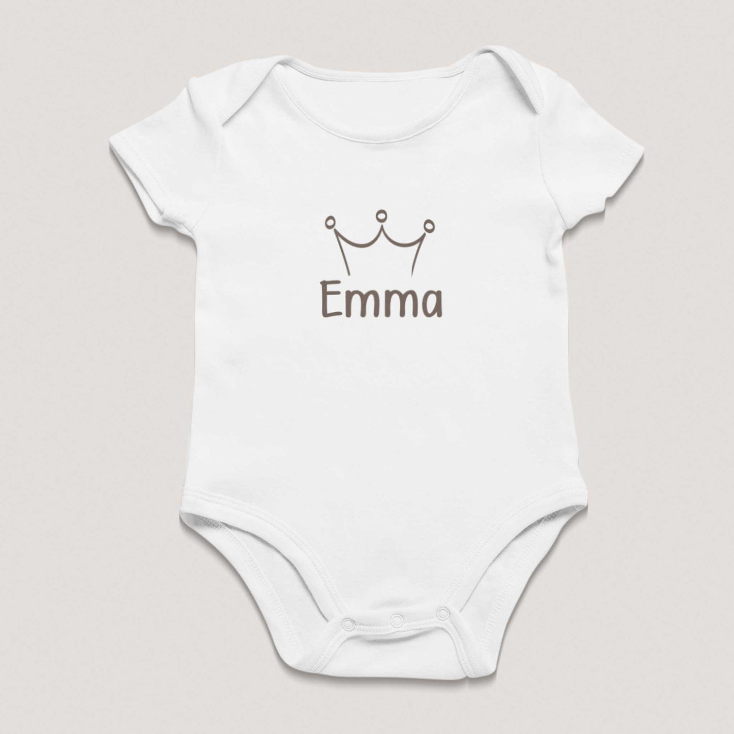 Wit minimalistisch babyrompertje met naam Emma en klein kroontje als gepersonaliseerd kraamcadeau voor een pasgeboren baby.