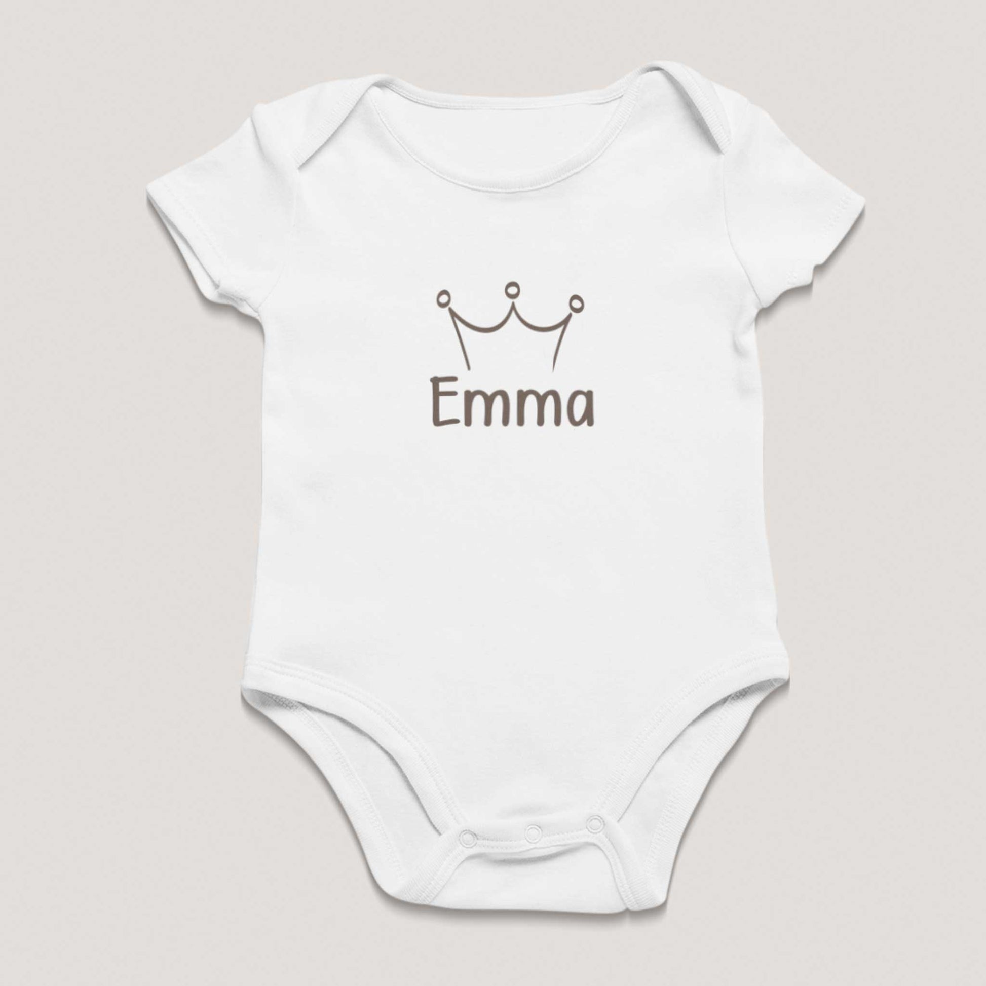 Wit minimalistisch babyrompertje met naam Emma en klein kroontje als gepersonaliseerd kraamcadeau voor een pasgeboren baby.