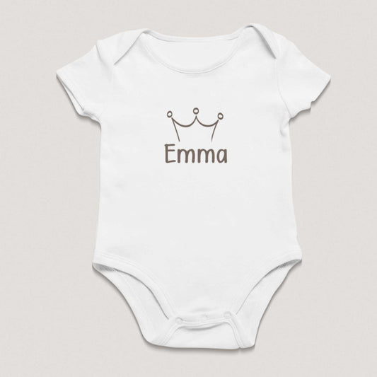 Wit minimalistisch babyrompertje met naam Emma en klein kroontje als gepersonaliseerd kraamcadeau voor een pasgeboren baby.