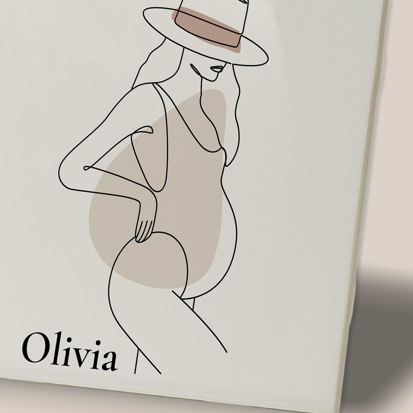 Minimalistisch keramisch zwangerschap tegeltje met lijntekening van zwangere vrouw en naam Olivia close-up detail