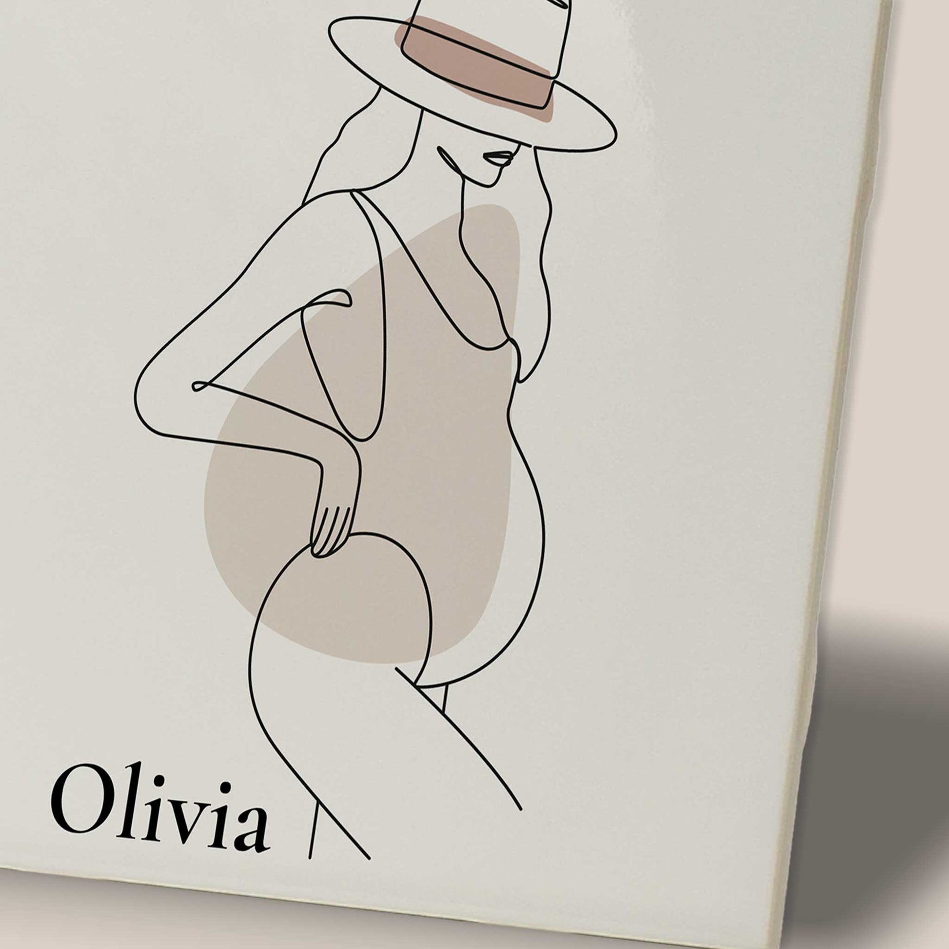 Minimalistisch keramisch zwangerschap tegeltje met lijntekening van zwangere vrouw en naam Olivia close-up detail