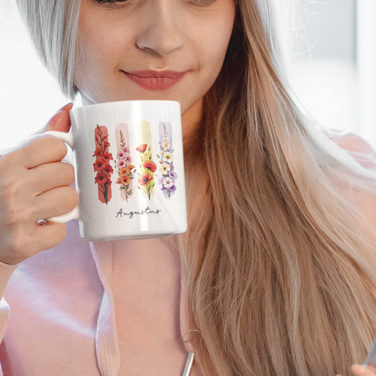 Vrouw met lang blond haar houdt een mok vast met gladiolen en klaprozen op warme brushstrepen, tekst ‘Augustus’ goed zichtbaar.