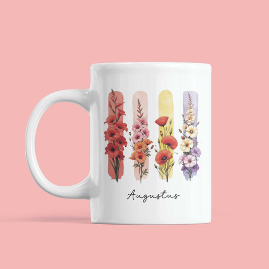 Witte mok tegen roze achtergrond met oranje-rode geboortebloemen van augustus – gladiool en klaproos – op kleurrijke aquarelbrush.