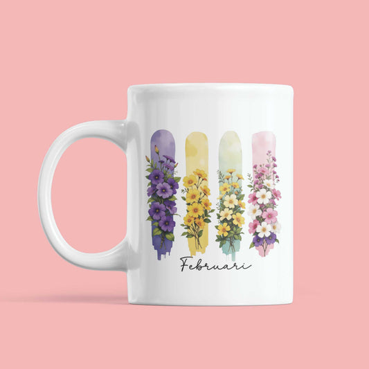 Close-up van bloemenmok met geboortebloemen van februari in handgeschilderde brushstijl – warme en persoonlijke sfeer.