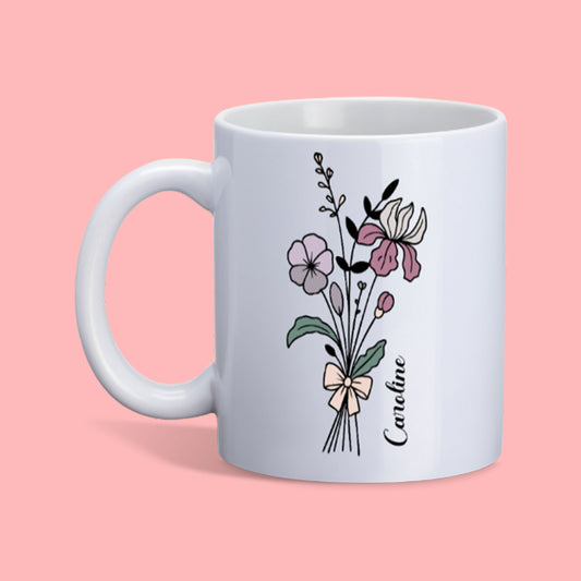 gepersonaliseerde witte mok met lijnbloemen in paars roze tinten en een sierlijke naam in het zwart