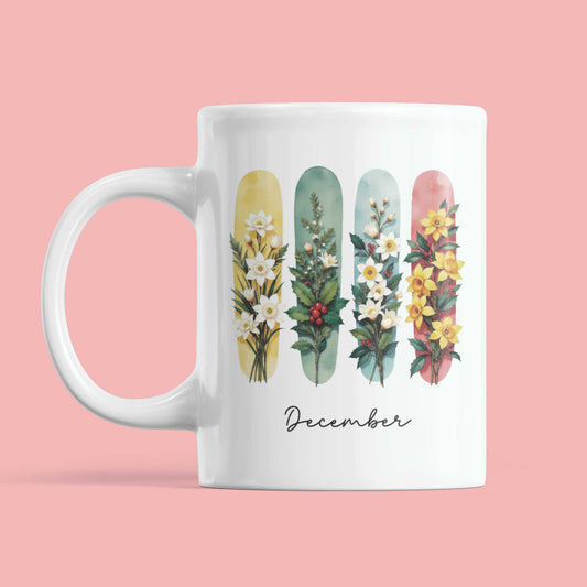 Witte mok tegen roze achtergrond met winterse bloemenillustraties van narcis en hulst in aquarelstijl – perfect voor de feestdagen.