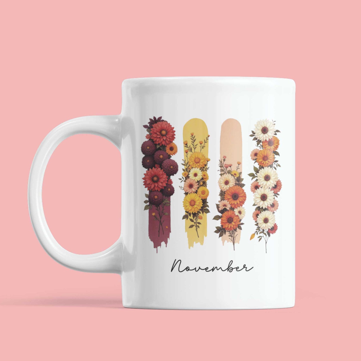 Witte mok tegen roze achtergrond met oranje, bordeauxrode en crèmekleurige chrysanten op zachte aquarelstroken – elegant novemberdesign.