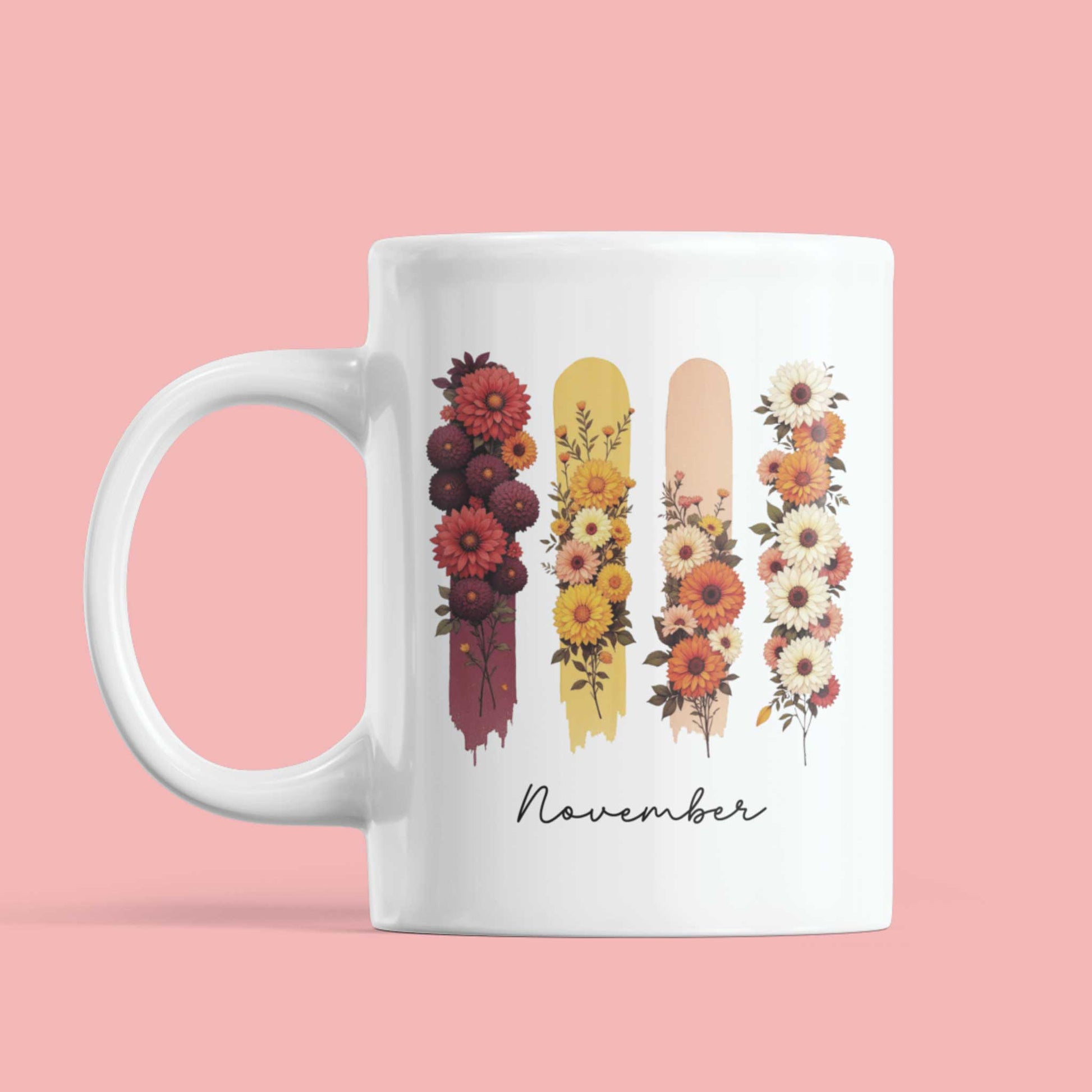 Witte mok tegen roze achtergrond met oranje, bordeauxrode en crèmekleurige chrysanten op zachte aquarelstroken – elegant novemberdesign.