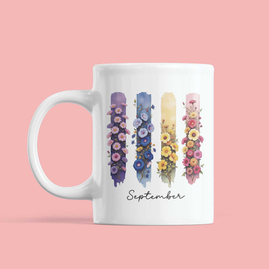 Witte mok tegen roze achtergrond met septemberbloemen in paars, blauw en geel – aster en winde in elegante aquarel brushstijl.