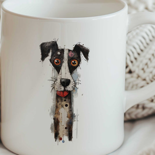 Close-up van de illustratie op een witte mok van een zwart-witte hond met ongelijke flaporen, grote oranje ogen, zwarte neus en rood tongetje.