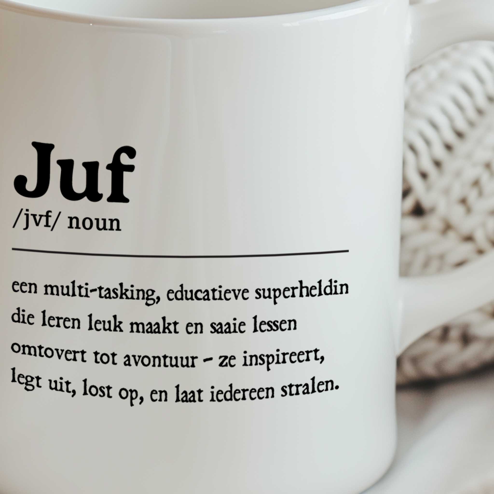 Detailfoto van een witte keramische mok met de tekst 