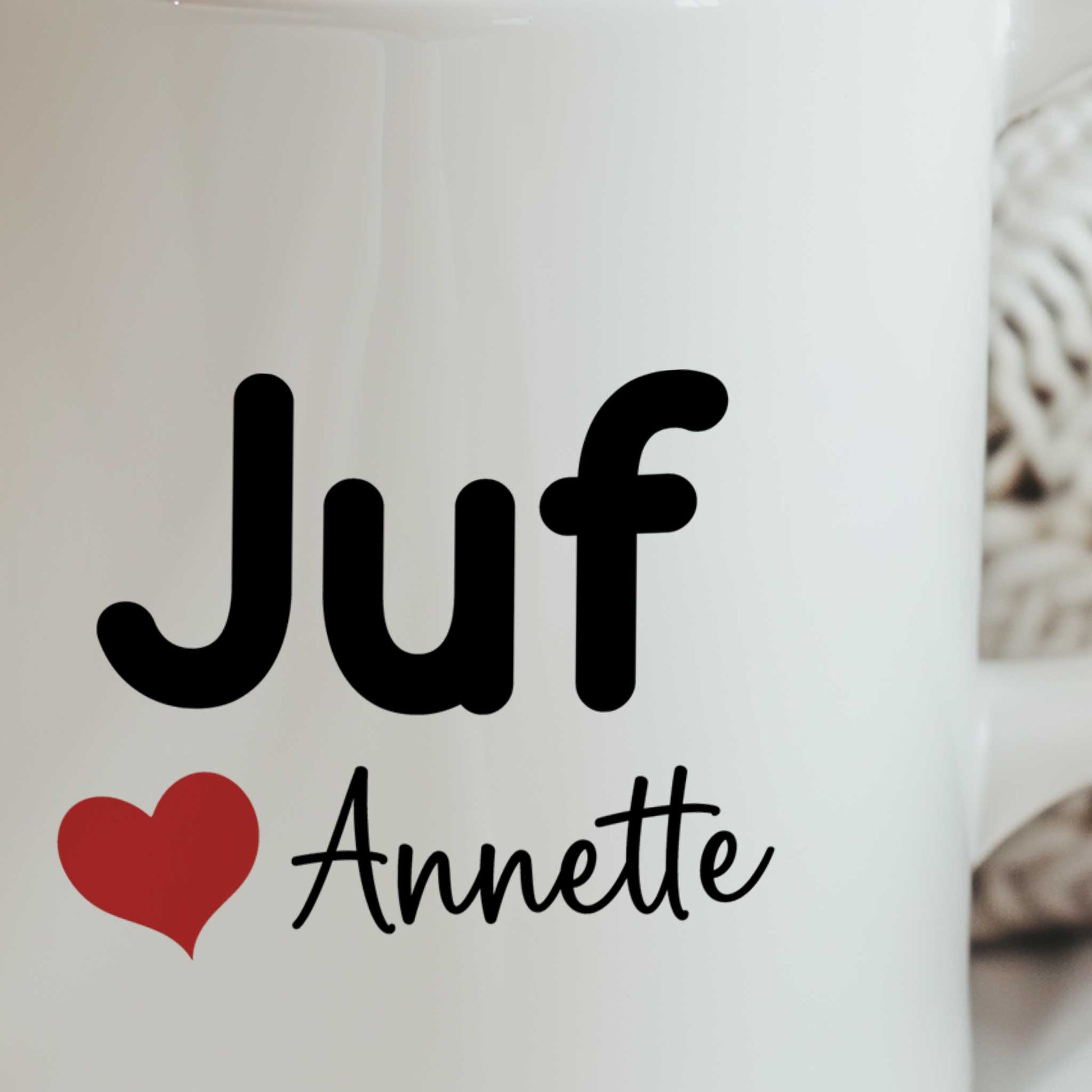 Close-up van een witte mok met de tekst Juf, een rood hartje en de naam Annette