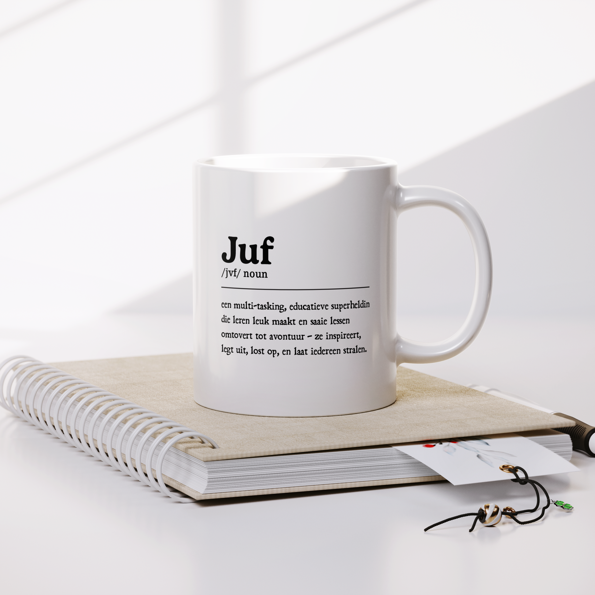 witte mok met een speelse definitie van ‘juf’ in de vorm van een ‘noun’. Een persoonlijk en inspirerend cadeau om de juf te laten stralen op een notitieboek