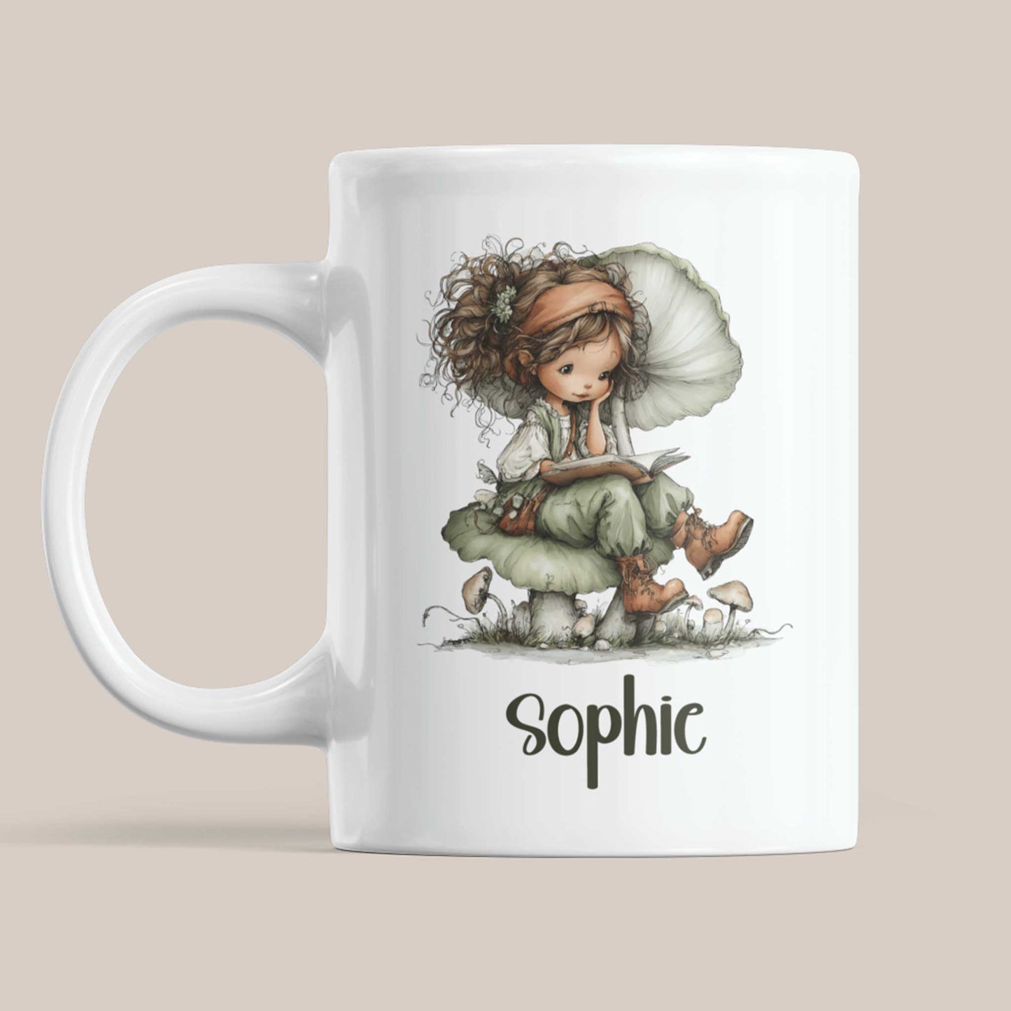 Witte mok met illustratie van een leesfee die op een grote paddenstoel zit te lezen met de naam Sophie eronder op een beige achtergrond.