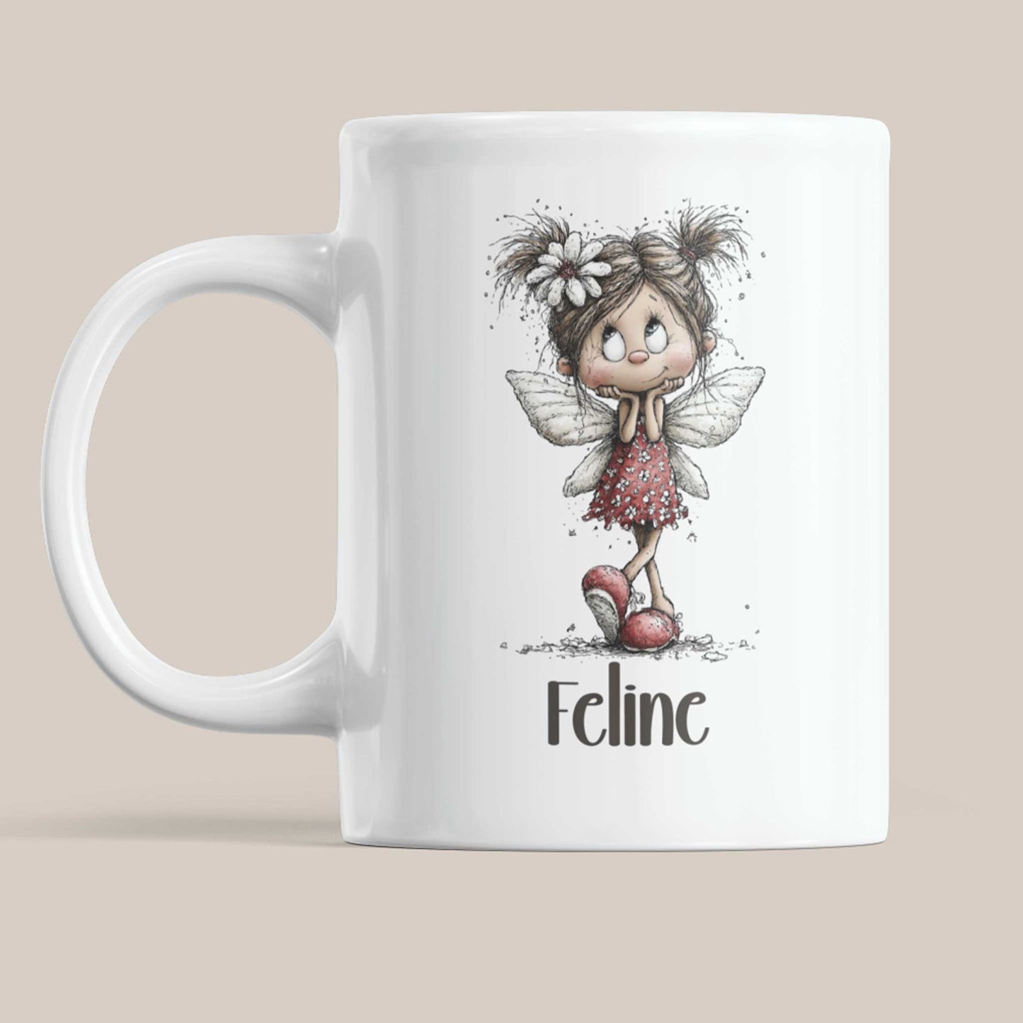 Witte mok met illustratie van een fee met madelief in haar haar en de naam Feline op een beige achtergrond.