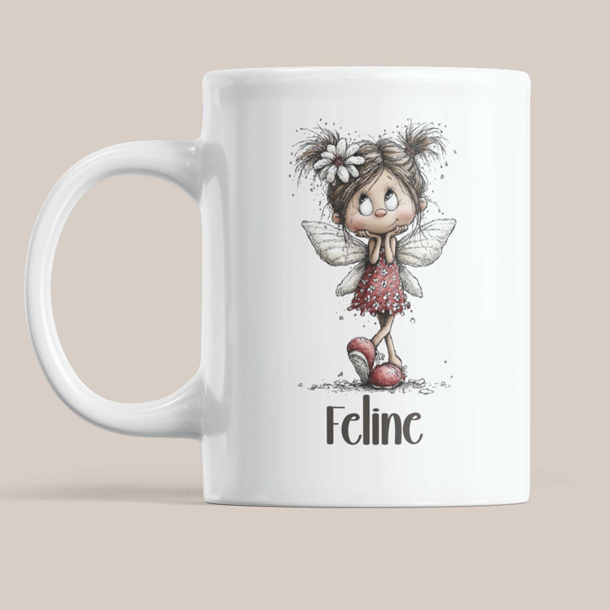 Witte mok met illustratie van een fee met madelief in haar haar en de naam Feline op een beige achtergrond.