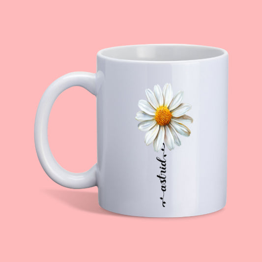 witte mok met madeliefje en personaliseerbare naam in sierlijke letters in een bloemstengel vorm in het zwart