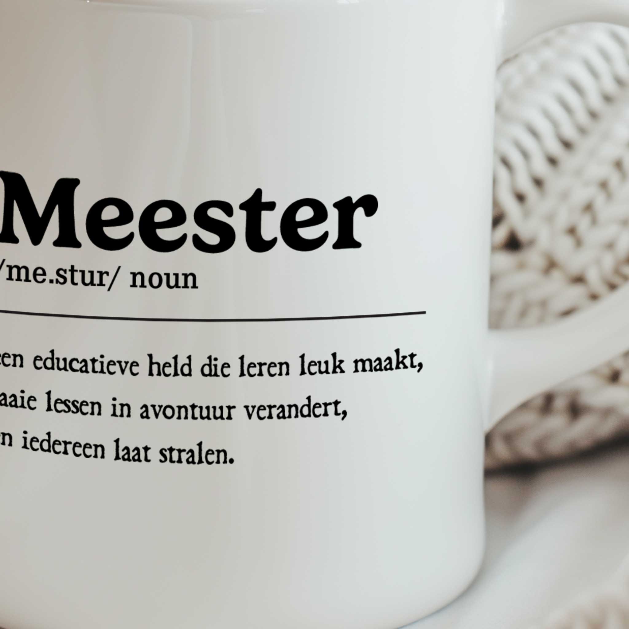 Detailfoto van een witte keramische mok met de tekst 