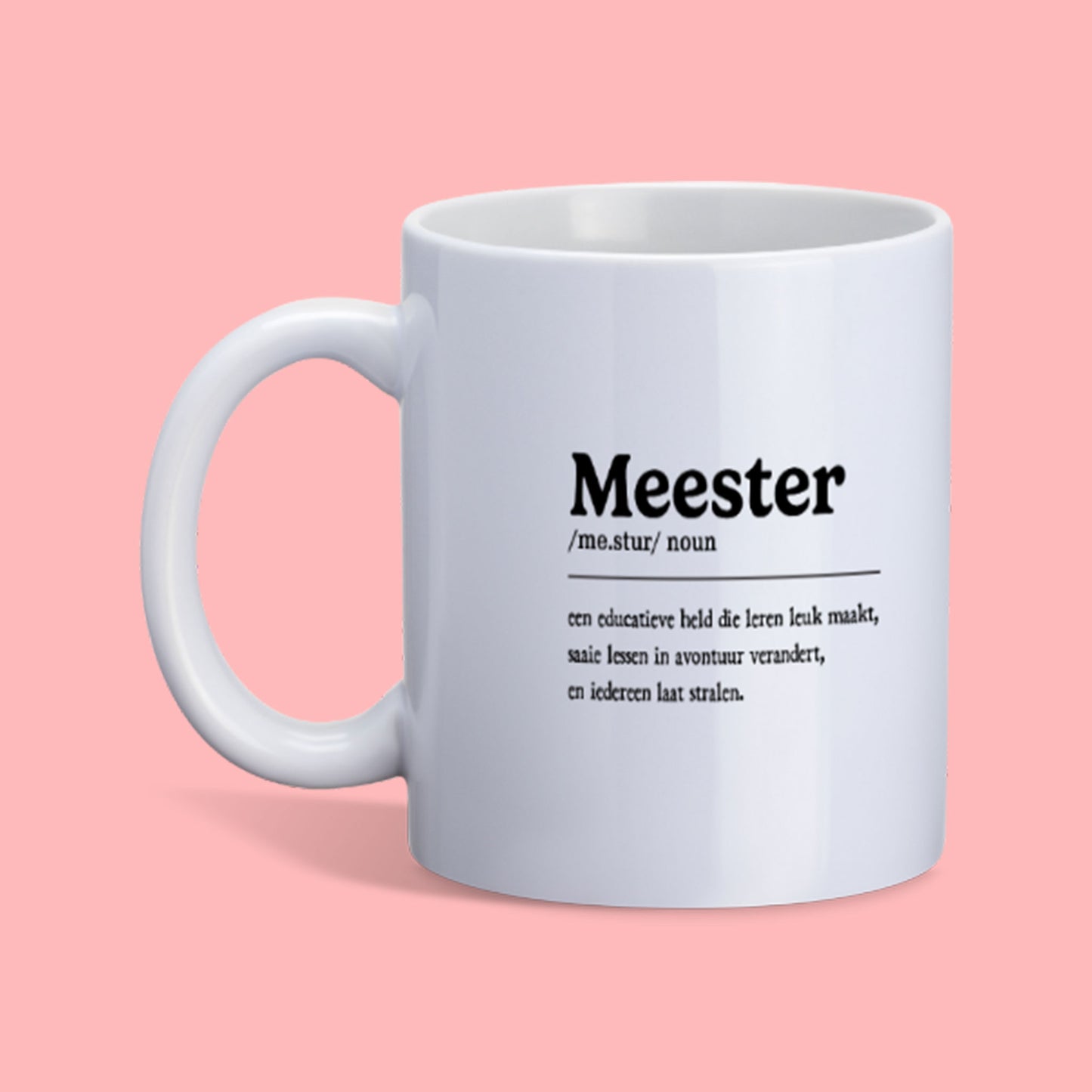 witte keramiek mok voor meester noun tegen een roze achtergrond