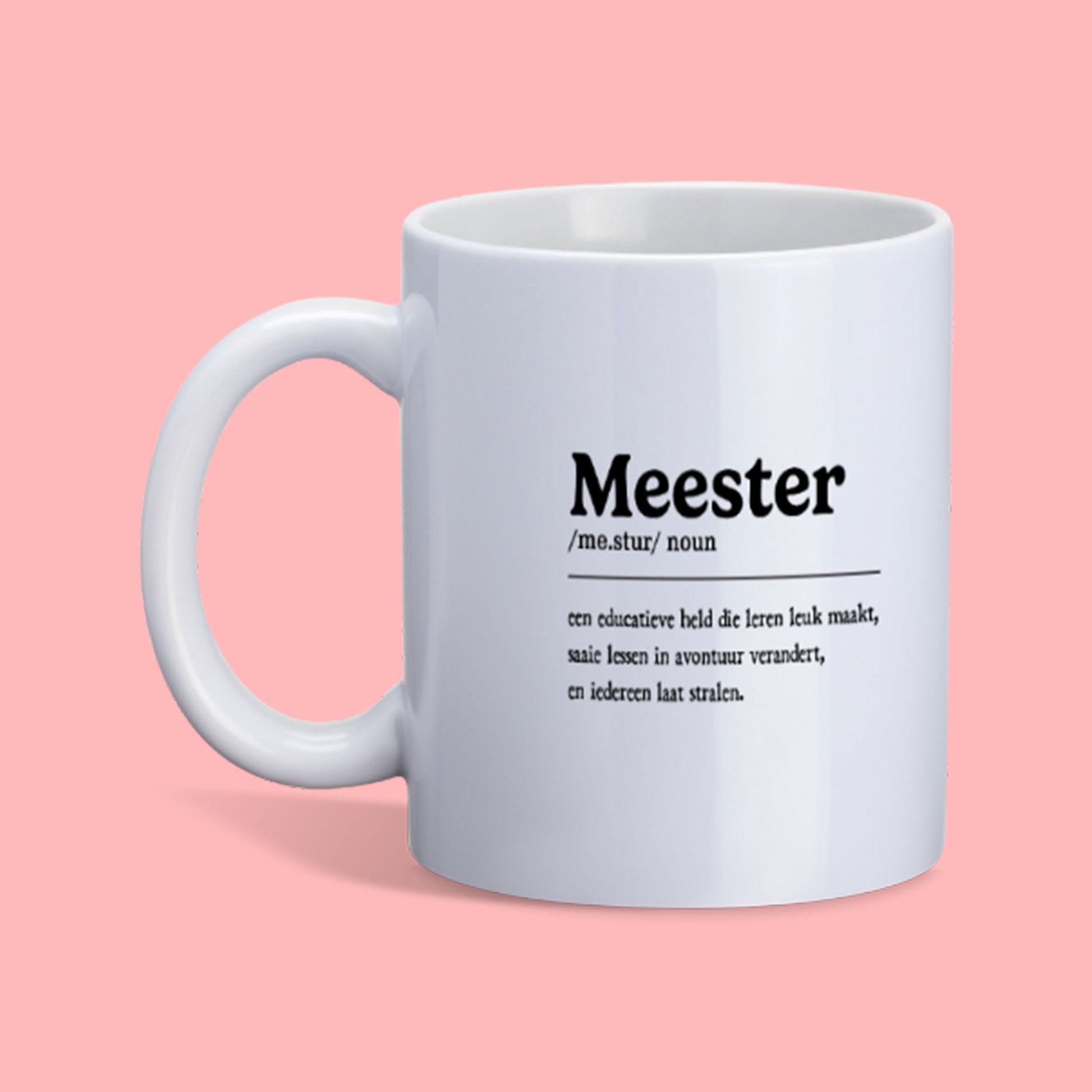 witte keramiek mok voor meester noun tegen een roze achtergrond