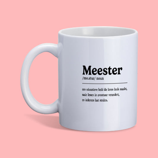 witte keramiek mok voor meester noun tegen een roze achtergrond