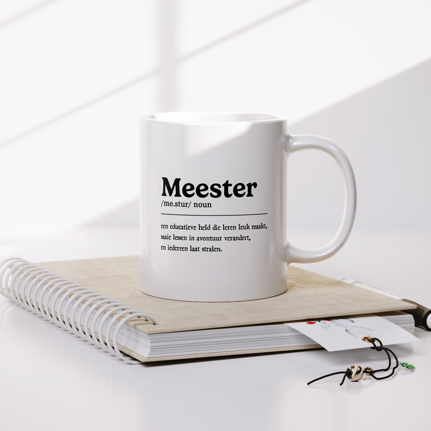 witte keramiek mok voor meester noun op een notitieboek