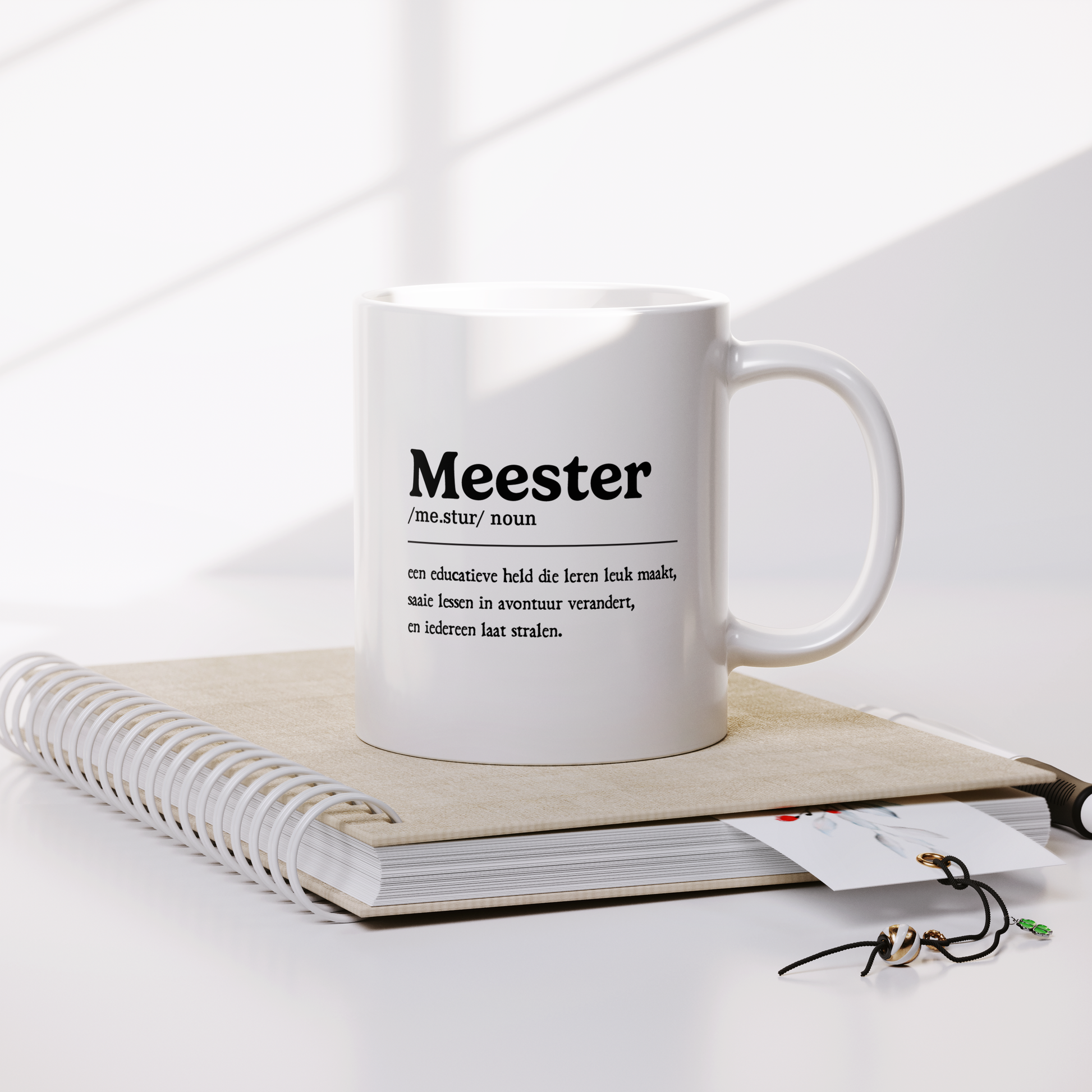 witte keramiek mok voor meester noun op een notitieboek