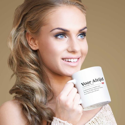 Vrouw drinkt uit mok met liefdevolle tekst 'Voor Altijd'