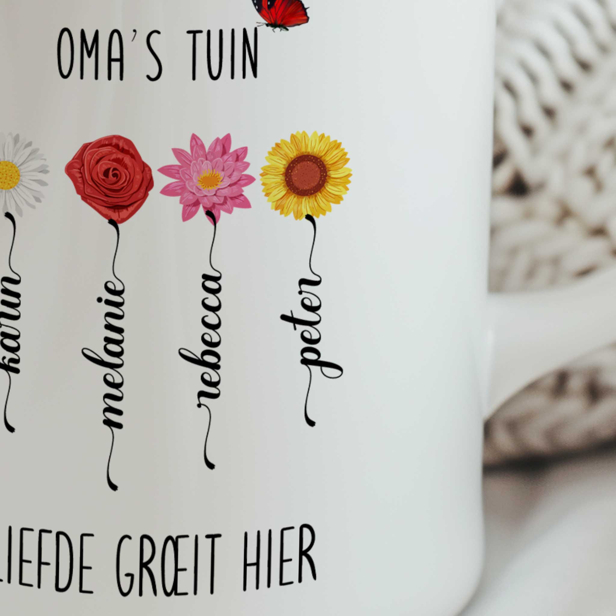 Detailfoto van de Oma's Tuin mok met kleurrijke bloemen en gepersonaliseerde namen verwerkt in de bloemstelen.