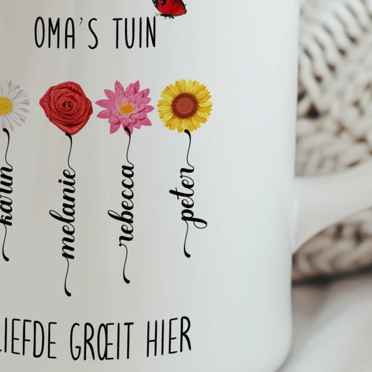 Detailfoto van de Oma's Tuin mok met kleurrijke bloemen en gepersonaliseerde namen verwerkt in de bloemstelen.