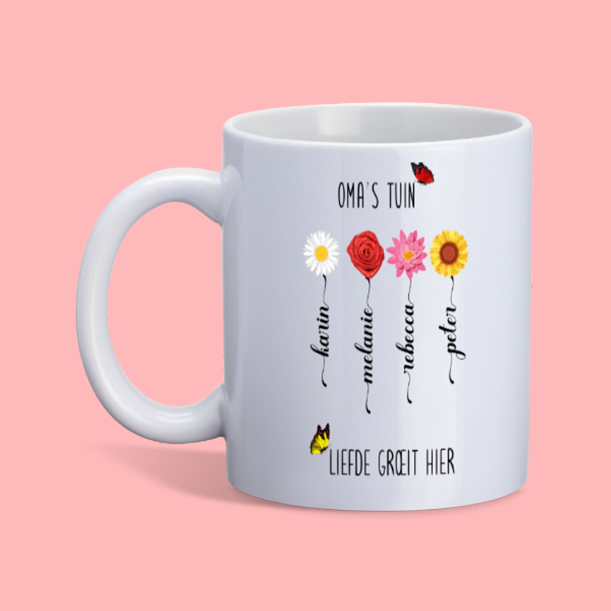 gepersonaliseerde mok voor oma met de tekst oma's tuin, liefde groet hier. Met verschillende bloemen en de namen van de kleinkinderen in de vorm van een bloemstengel .