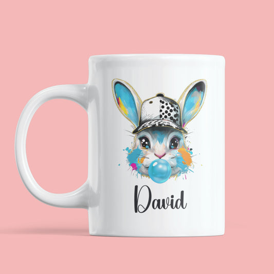 Witte mok met illustratie van jongenskonijn met pet en kauwgombel, naam David in zwarte letters gedrukt onder het konijn