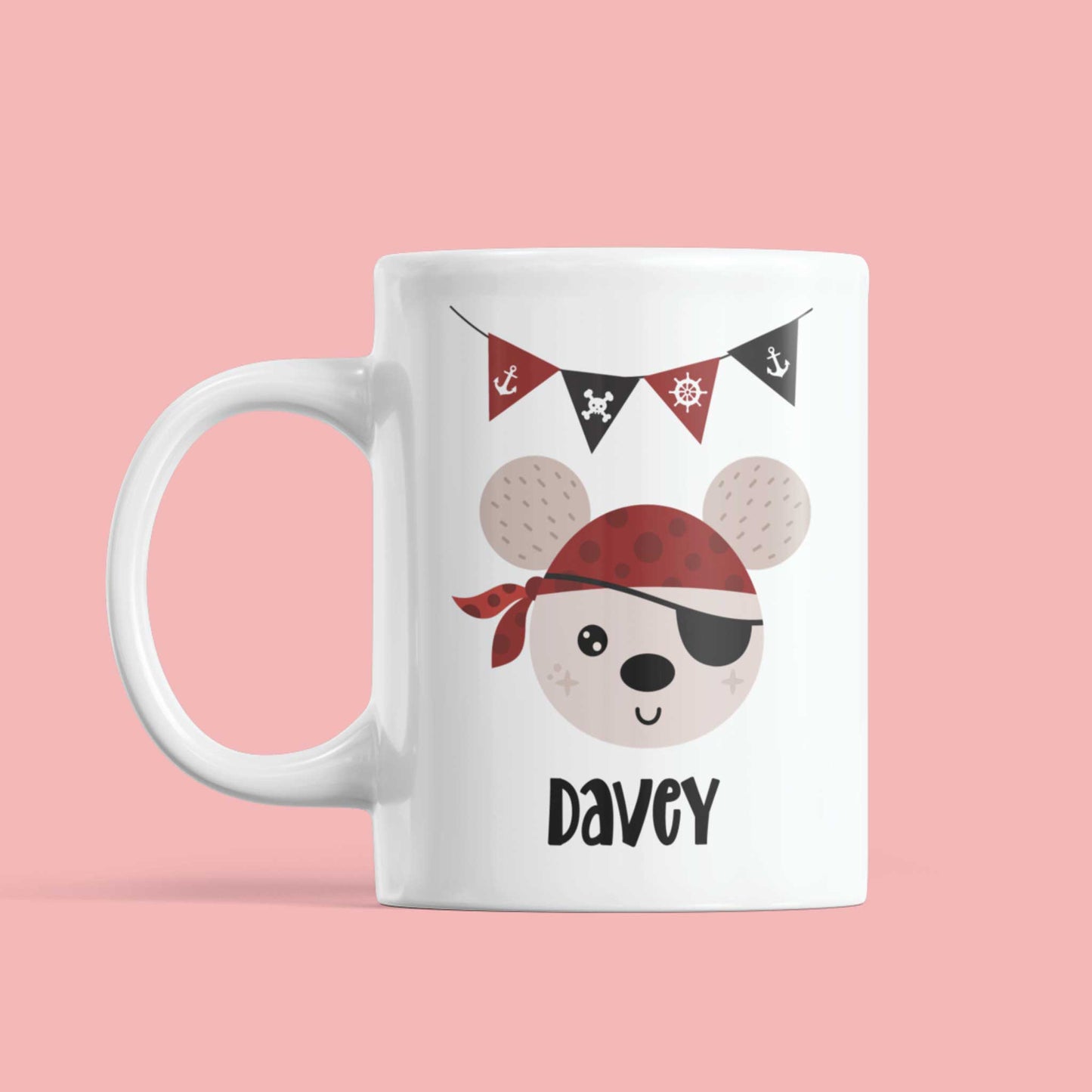 Afbeelding van witte mok met piratenbeer, rode bandana en naam Davey op roze achtergrond