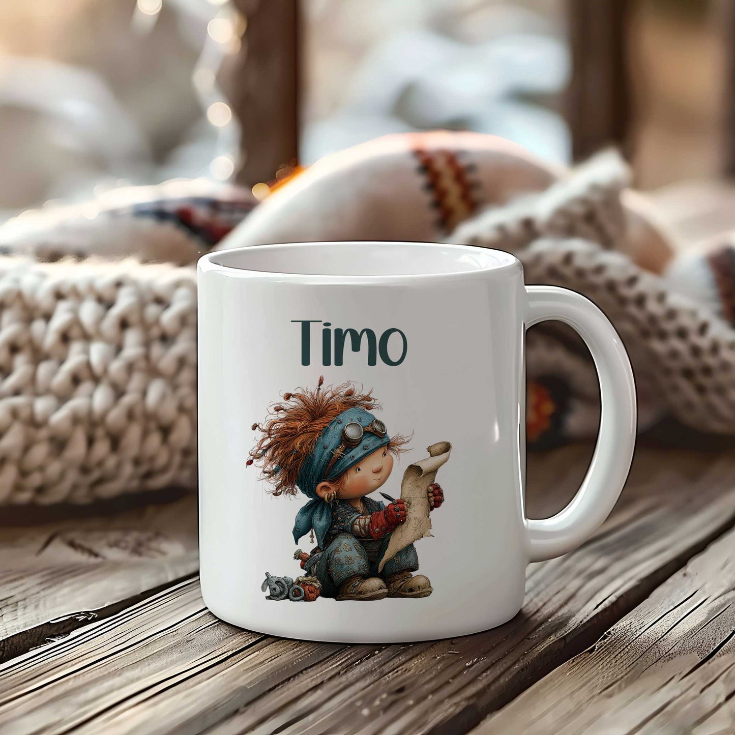 Witte mok op een houten tafel met de naam Timo boven een illustratie van een klein piratenkind dat een landkaart vasthoudt.