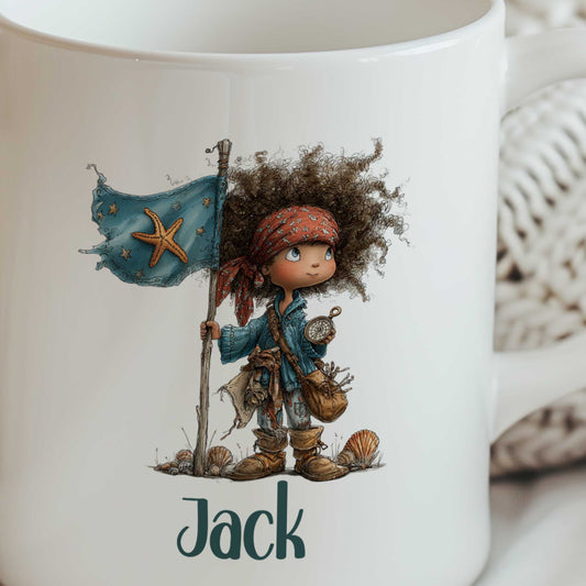 Close-up van een witte mok met een illustratie van een klein piratenkind naast een blauwe vlag met een zeester en de naam Jack onder de afbeelding.