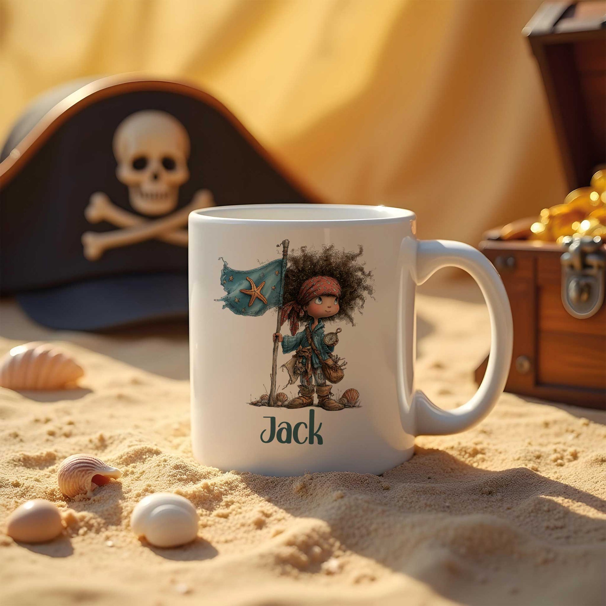 Witte mok staat op zand met de naam Jack onder een illustratie van een klein piratenkind naast een blauwe vlag. Op de achtergrond staan een piratenhoed en een schatkist.