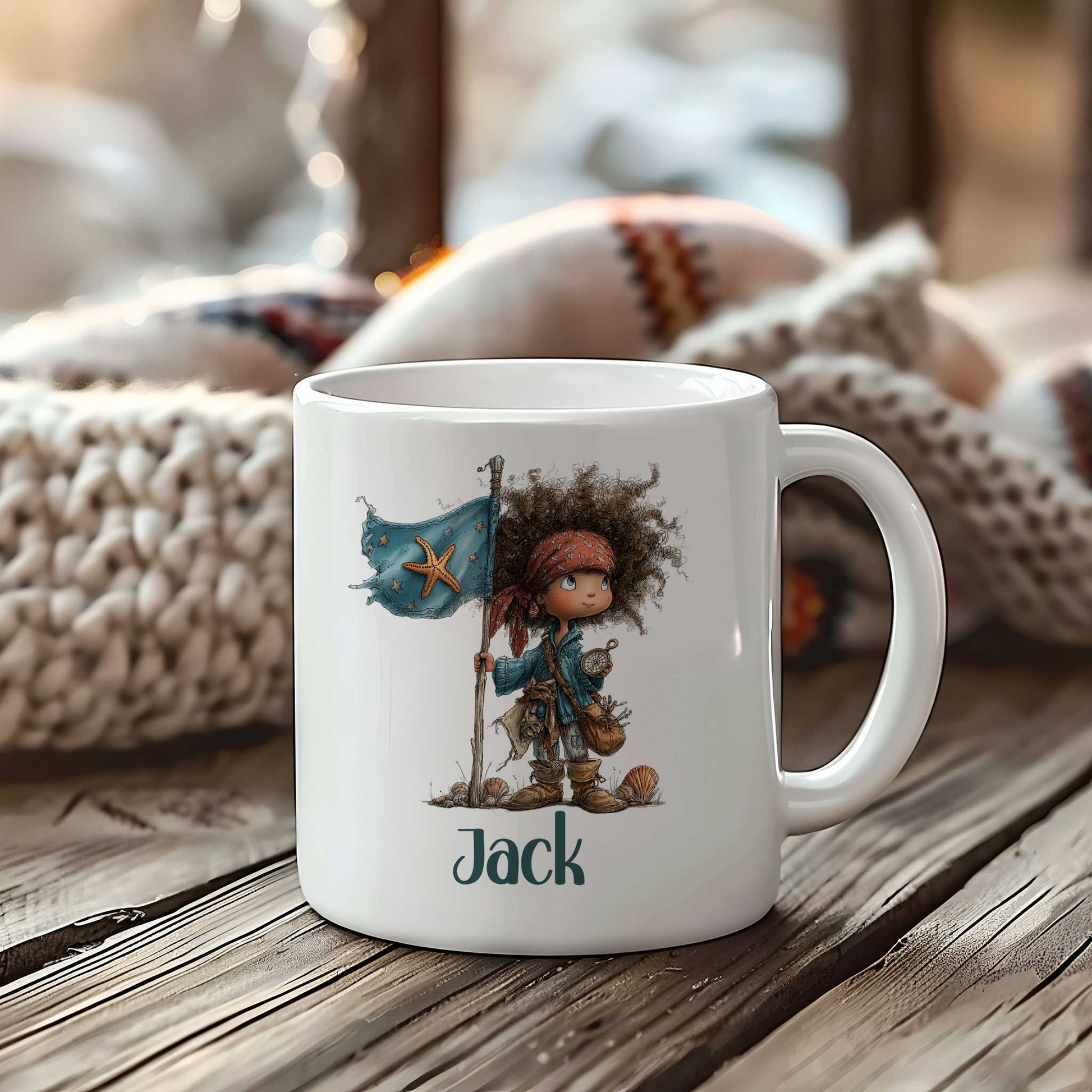Witte mok op een houten tafel met de naam Jack onder een illustratie van een klein piratenkind dat naast een blauwe vlag met een zeester staat.
