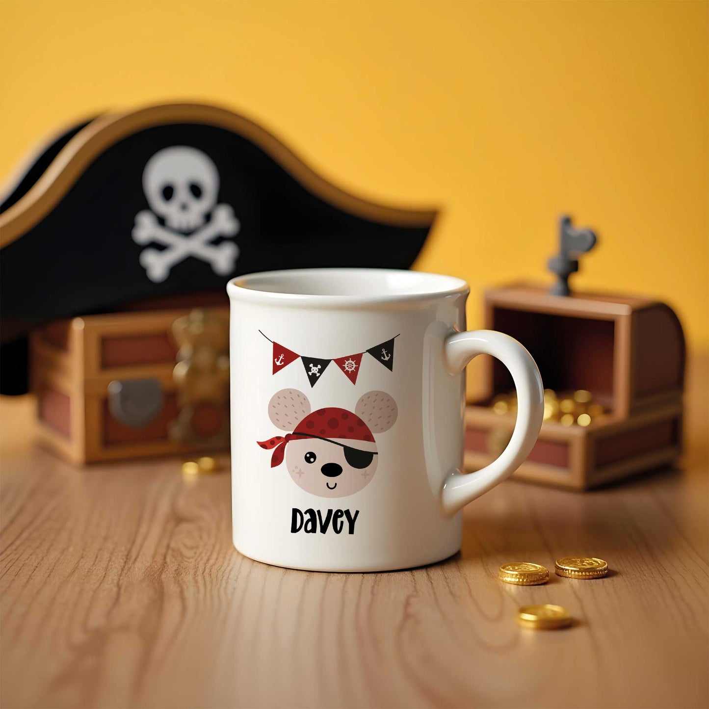 Witte mok met piratenbeer design en vlaggetjes, geplaatst naast speelgoed schatkist met gouden munten