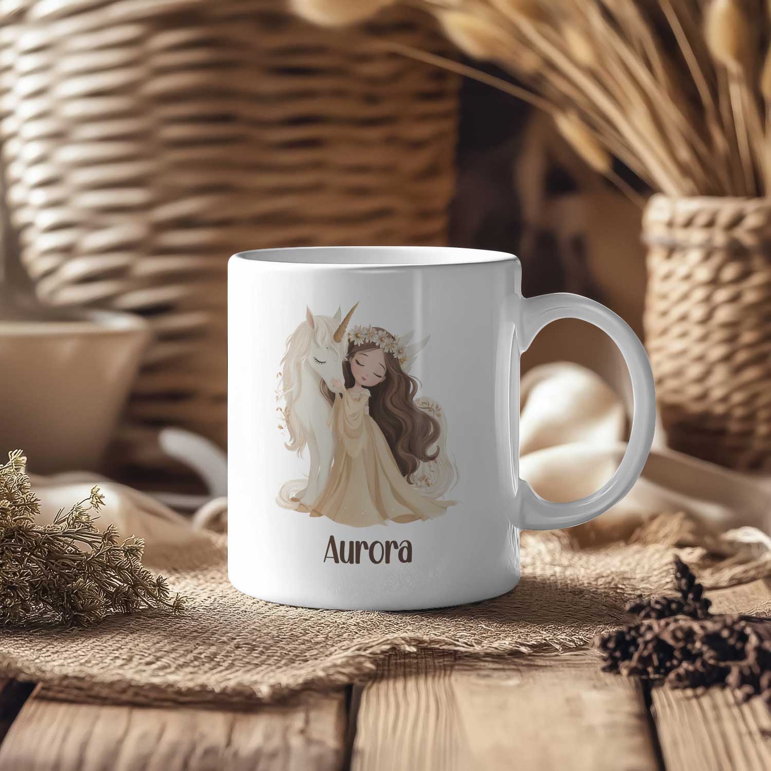 Witte mok met een prinses en een witte eenhoorn op een houten tafel met een jute doek. Op de mok staat de naam Aurora