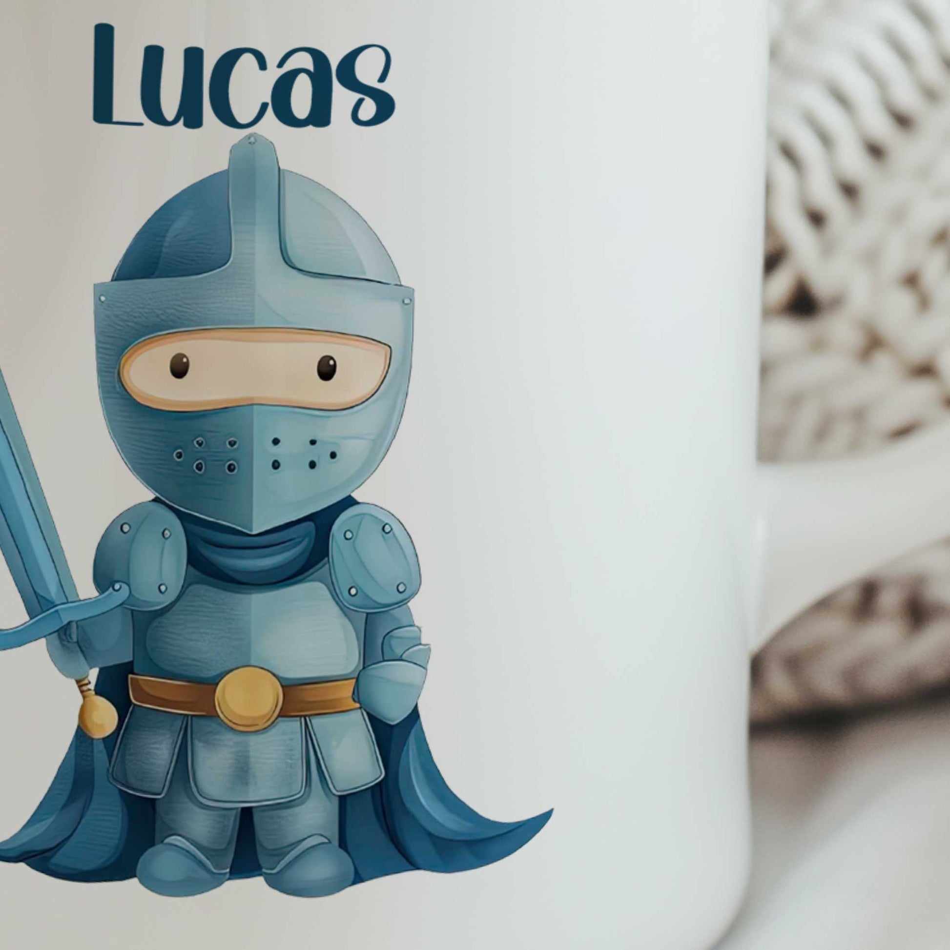 Close-up van de naam Lucas en de illustratie van een blauwe ridder met een zwaard op een witte mok.